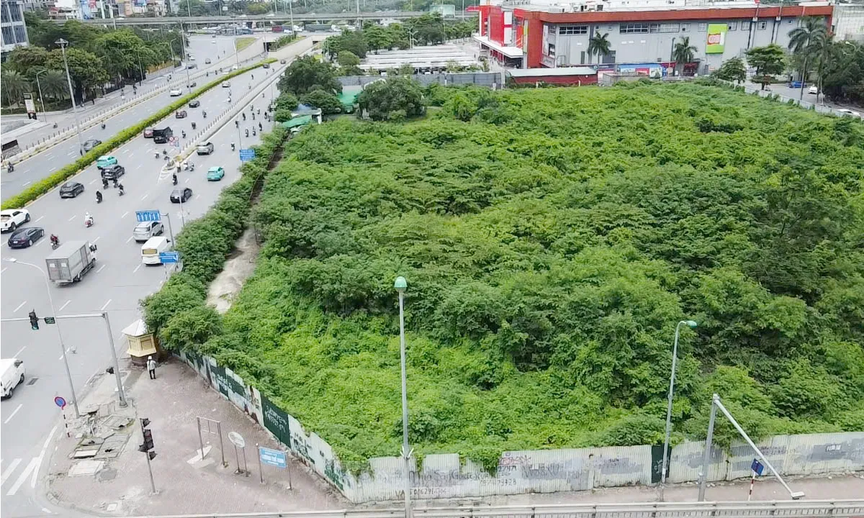 Tháp tài chính quốc tế 34 tầng nằm sát đại siêu thị của Thủ đô vẫn là bãi đất hoang lạnh sau 20 năm- Ảnh 2. Tháp tài chính quốc tế 34 tầng nằm sát đại siêu thị của Thủ đô vẫn là bãi đất hoang lạnh sau 20 năm- Ảnh 2.