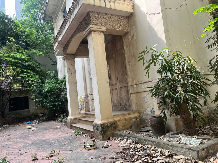 Biệt thự bỏ hoang 10 năm trên đất ‘kim cương’ Hà Nội đề xuất làm trụ sở phường: Rộng 410m2, bên trong xuống cấp, lãng phí- Ảnh 2. Biệt thự bỏ hoang 10 năm trên đất ‘kim cương’ Hà Nội đề xuất làm trụ sở phường: Rộng 410m2, bên trong xuống cấp, lãng phí- Ảnh 2.