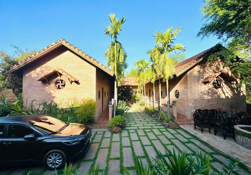 Biệt phủ trăm tỷ của 'nghệ sĩ nặng nhất Vbiz': Rộng hơn 1.600m2, mang nguyên khung nhà cổ 100 tuổi từ Nam Định vào Đồng Nai xây dựng- Ảnh 2. Biệt phủ trăm tỷ của 'nghệ sĩ nặng nhất Vbiz': Rộng hơn 1.600m2, mang nguyên khung nhà cổ 100 tuổi từ Nam Định vào Đồng Nai xây dựng- Ảnh 2.
