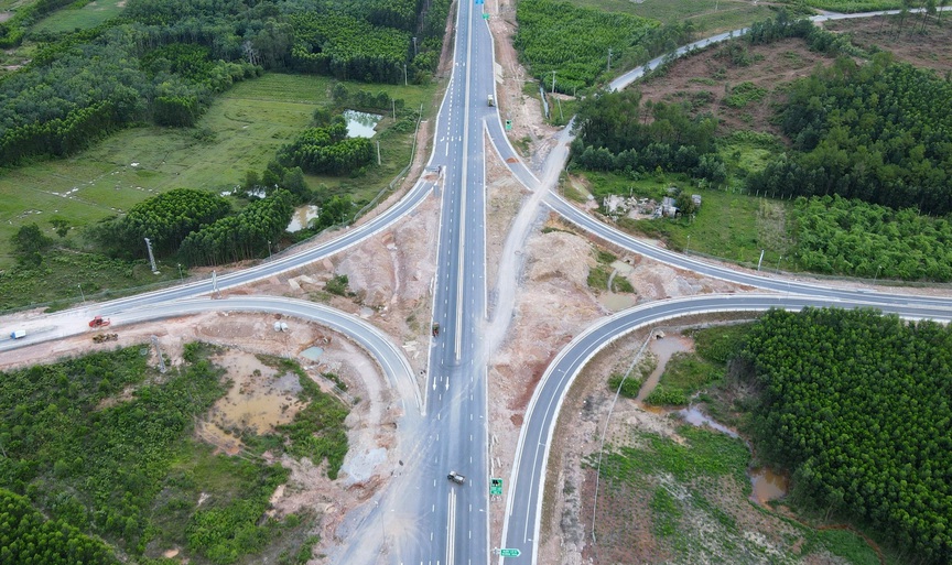 Chỉ 3 tuần nữa, cao tốc kết nối 2 tỉnh hẹp ngang sắp sáp nhập sẽ được thông xe- Ảnh 1. Chỉ 3 tuần nữa, cao tốc kết nối 2 tỉnh hẹp ngang sắp sáp nhập sẽ được thông xe- Ảnh 1.