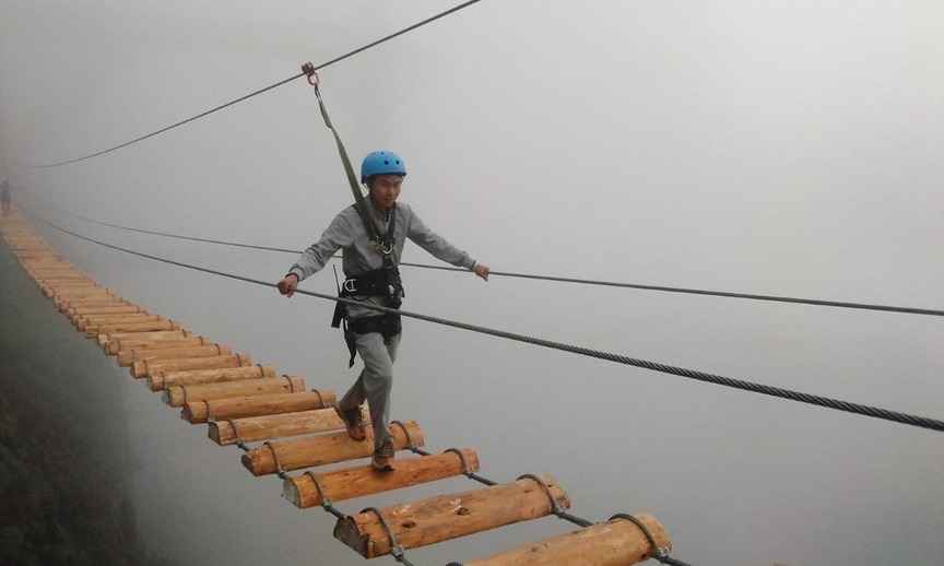 Cầu treo Việt Nam mạo hiểm bậc nhất Đông Nam Á: Chỉ vài tấm gỗ lơ lửng trên độ cao 2.000m để du khách check-in trên mây
- Ảnh 1. Cầu treo Việt Nam mạo hiểm bậc nhất Đông Nam Á: Chỉ vài tấm gỗ lơ lửng trên độ cao 2.000m để du khách check-in trên mây
- Ảnh 1.