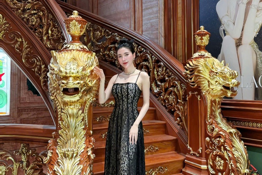 ‘Phú bà Cần Thơ’ từng vướng nghi vấn giống Đoàn Di Băng dọn vào biệt thự 500 tỷ- Ảnh 2. ‘Phú bà Cần Thơ’ từng vướng nghi vấn giống Đoàn Di Băng dọn vào biệt thự 500 tỷ- Ảnh 2.