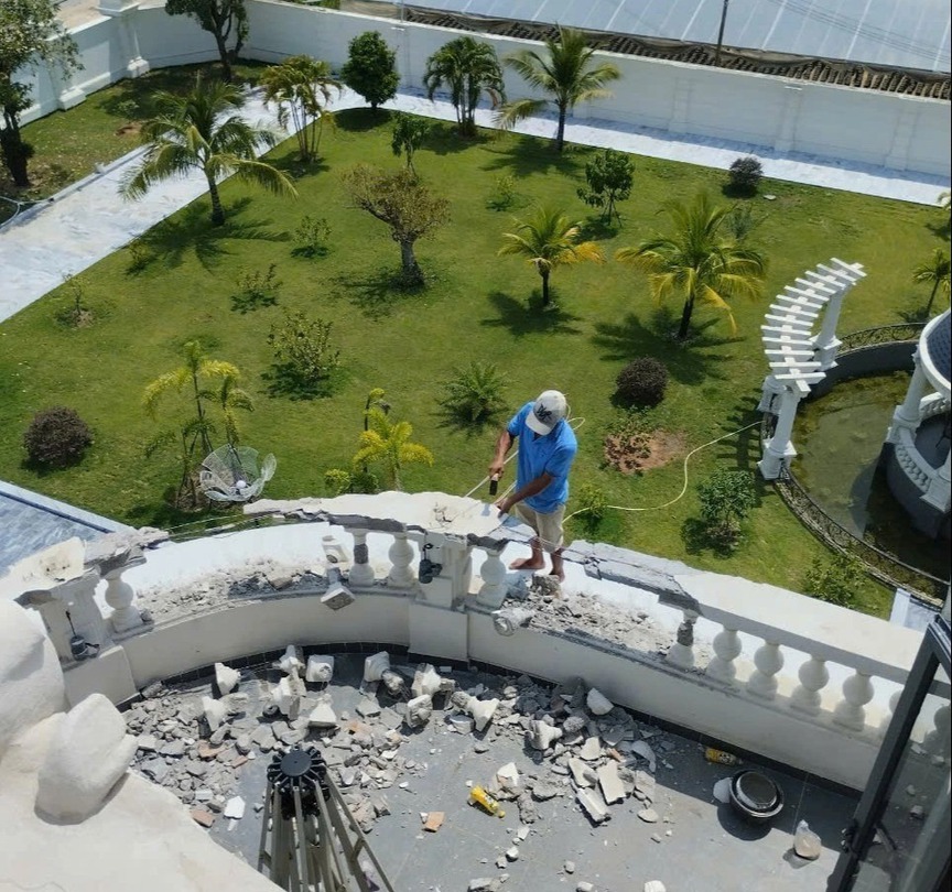 Đại gia khoáng sản Bình Thuận xây biệt thự 600m2 trái phép trên đất lò gạch: Sau 3 năm xử phạt vẫn chưa phá dỡ- Ảnh 2. Đại gia khoáng sản Bình Thuận xây biệt thự 600m2 trái phép trên đất lò gạch: Sau 3 năm xử phạt vẫn chưa phá dỡ- Ảnh 2.