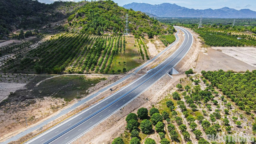 Tuyến cao tốc Nha Trang - Cam Lâm. Nguồn ảnh: Báo Xây dựng Tuyến cao tốc Nha Trang - Cam Lâm. Nguồn ảnh: Báo Xây dựng