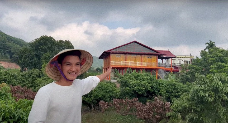 Nhà sàn bạc tỷ mà nghệ sĩ hài bán bún đậu báo hiếu cha mẹ: Xây dựng từ loại gỗ đặc biệt, quy mô gần 400m2- Ảnh 1. Nhà sàn bạc tỷ mà nghệ sĩ hài bán bún đậu báo hiếu cha mẹ: Xây dựng từ loại gỗ đặc biệt, quy mô gần 400m2- Ảnh 1.