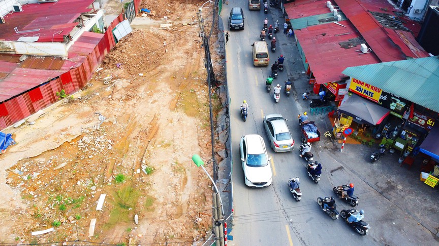 Con đường dài 1,1km "gánh" 20 toà chung cư ở Hà Nội đang được mở rộng- Ảnh 10. Con đường dài 1,1km "gánh" 20 toà chung cư ở Hà Nội đang được mở rộng- Ảnh 10.