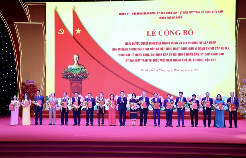 Đà Nẵng long trọng tổ chức Lễ công bố Nghị quyết, Quyết định về sáp nhập đơn vị hành chính: Dấu mốc lịch sử trong tiến trình đổi mới bộ máy chính quyền- Ảnh 4. Đà Nẵng long trọng tổ chức Lễ công bố Nghị quyết, Quyết định về sáp nhập đơn vị hành chính: Dấu mốc lịch sử trong tiến trình đổi mới bộ máy chính quyền- Ảnh 4.