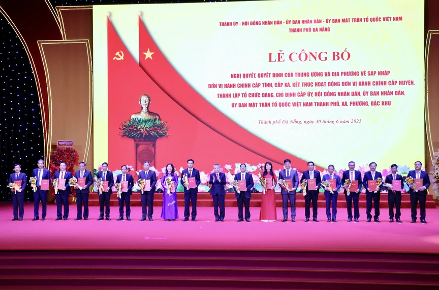 Đà Nẵng long trọng tổ chức Lễ công bố Nghị quyết, Quyết định về sáp nhập đơn vị hành chính: Dấu mốc lịch sử trong tiến trình đổi mới bộ máy chính quyền- Ảnh 5. Đà Nẵng long trọng tổ chức Lễ công bố Nghị quyết, Quyết định về sáp nhập đơn vị hành chính: Dấu mốc lịch sử trong tiến trình đổi mới bộ máy chính quyền- Ảnh 5.