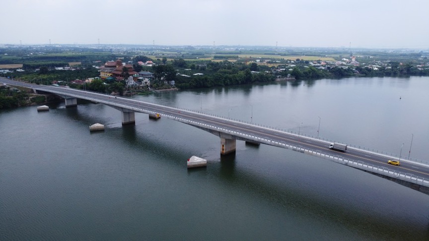 Chiêm ngưỡng cây cầu bắc qua con sông nội địa dài nhất Việt Nam, nối liền 2 tỉnh giàu nhất cả nước- Ảnh 1. Chiêm ngưỡng cây cầu bắc qua con sông nội địa dài nhất Việt Nam, nối liền 2 tỉnh giàu nhất cả nước- Ảnh 1.