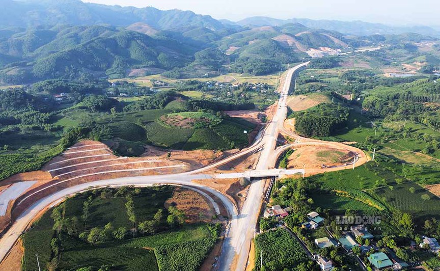 Phó Thủ tướng chỉ đạo quyết liệt đẩy nhanh tiến độ, không thay đổi mục tiêu đạt 3.000km đường cao tốc trong năm 2025- Ảnh 1. Phó Thủ tướng chỉ đạo quyết liệt đẩy nhanh tiến độ, không thay đổi mục tiêu đạt 3.000km đường cao tốc trong năm 2025- Ảnh 1.