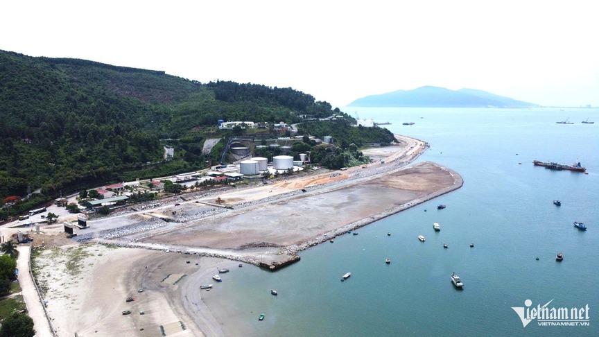 Chỉ 5 tháng nữa, cảng biển nước sâu nghìn tỷ bên dưới chân đèo đẹp nhất Việt Nam sẽ hoàn thành- Ảnh 2.