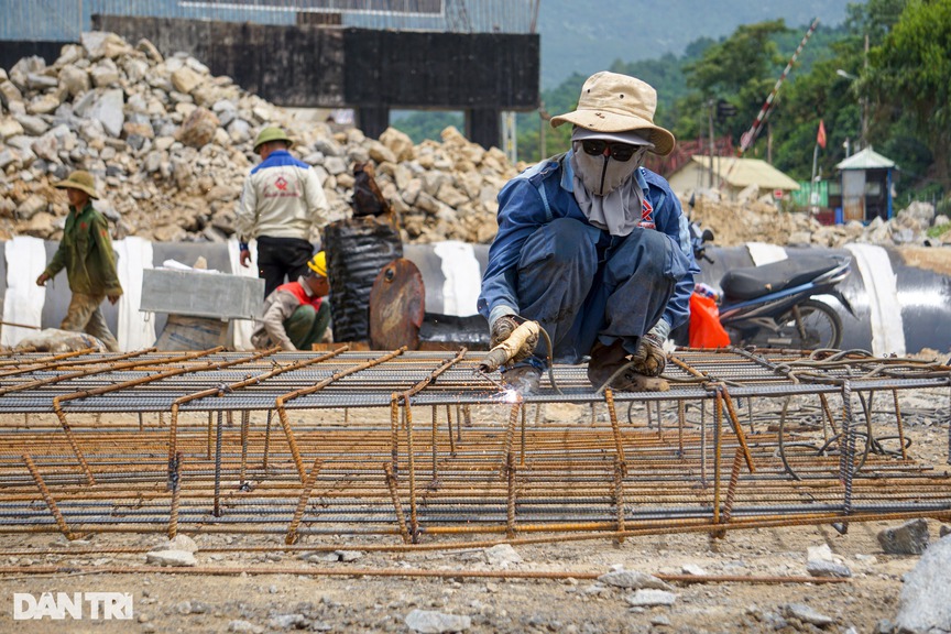 Chỉ 5 tháng nữa, cảng biển nước sâu nghìn tỷ bên dưới chân đèo đẹp nhất Việt Nam sẽ hoàn thành- Ảnh 4.