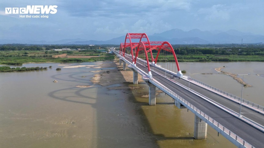 Sắp thông xe cầu vòm thép trăm tỷ đầu tiên ở Quảng Ngãi- Ảnh 2. Sắp thông xe cầu vòm thép trăm tỷ đầu tiên ở Quảng Ngãi- Ảnh 2.