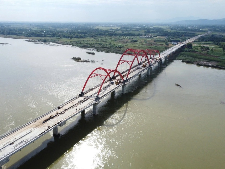 Sắp thông xe cầu vòm thép trăm tỷ đầu tiên ở Quảng Ngãi- Ảnh 3. Sắp thông xe cầu vòm thép trăm tỷ đầu tiên ở Quảng Ngãi- Ảnh 3.