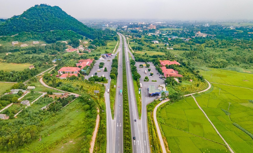 Cao tốc Nội Bài - Lào Cai đoạn Yên Bái - Lào Cai. Nguồn ảnh: Báo Người Lao Động Cao tốc Nội Bài - Lào Cai đoạn Yên Bái - Lào Cai. Nguồn ảnh: Báo Người Lao Động