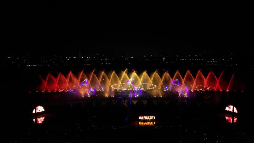 Từ truyền thuyết thành show "triệu view": Van Phuc Water Show 'dậy sóng' mùa hè TP.HCM- Ảnh 1.