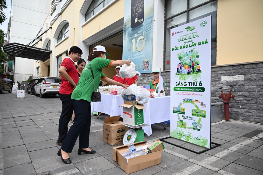 SeABank tổ chức “Ngày hội đổi rác lấy quà” - Lan tỏa lối sống xanh vì Hà Nội sạch đẹp- Ảnh 1.
