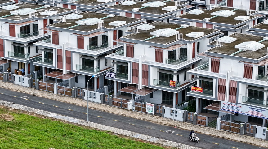 Khu đô thị rộng lớn ở cửa ngõ TP. HCM la liệt biệt thự bỏ hoang: Giá đất tăng đều bất chấp cảnh tiêu điều, ảm đạm- Ảnh 1.