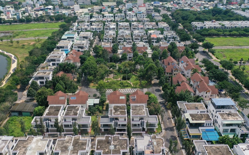 Khu đô thị rộng lớn ở cửa ngõ TP. HCM la liệt biệt thự bỏ hoang: Giá đất tăng đều bất chấp cảnh tiêu điều, ảm đạm- Ảnh 2.