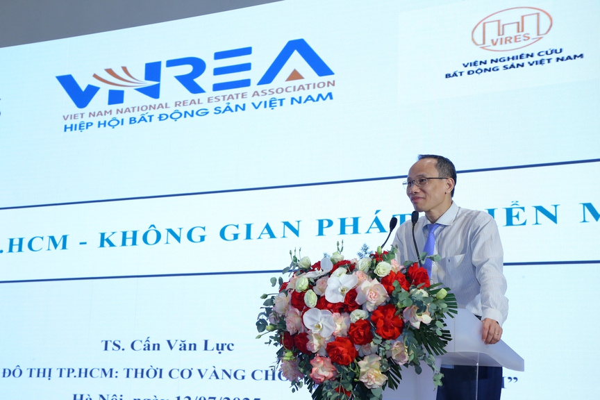 TS. Cấn Văn Lực: "TP.HCM đang nắm giữ những cơ hội hiếm có để vươn mình thành siêu đô thị tầm quốc tế"- Ảnh 1. TS. Cấn Văn Lực: "TP.HCM đang nắm giữ những cơ hội hiếm có để vươn mình thành siêu đô thị tầm quốc tế"- Ảnh 1.
