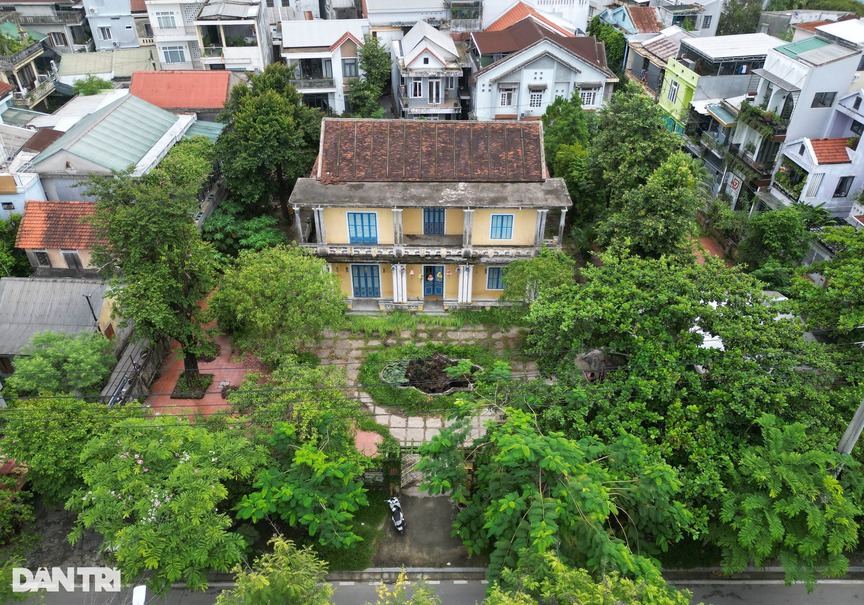 Căn biệt thự bỏ hoang bên dòng sông nghìn năm tuổi đất cố đô: Từng là nơi ở của hoàng thái hậu cuối cùng triều Nguyễn, nay hoang tàn nhếch nhác- Ảnh 1. Căn biệt thự bỏ hoang bên dòng sông nghìn năm tuổi đất cố đô: Từng là nơi ở của hoàng thái hậu cuối cùng triều Nguyễn, nay hoang tàn nhếch nhác- Ảnh 1.