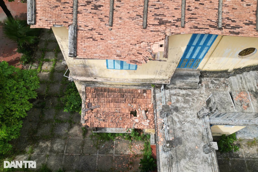 Căn biệt thự bỏ hoang bên dòng sông nghìn năm tuổi đất cố đô: Từng là nơi ở của hoàng thái hậu cuối cùng triều Nguyễn, nay hoang tàn nhếch nhác- Ảnh 3. Căn biệt thự bỏ hoang bên dòng sông nghìn năm tuổi đất cố đô: Từng là nơi ở của hoàng thái hậu cuối cùng triều Nguyễn, nay hoang tàn nhếch nhác- Ảnh 3.