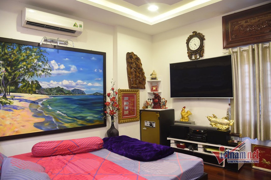 Biệt thự 3 tầng lầu của 'vua màn bạc' thập niên 90: Tọa lạc ở khu phố đắc địa, nội thất chuẩn 5 sao, sân vườn xanh mát- Ảnh 3. Biệt thự 3 tầng lầu của 'vua màn bạc' thập niên 90: Tọa lạc ở khu phố đắc địa, nội thất chuẩn 5 sao, sân vườn xanh mát- Ảnh 3.
