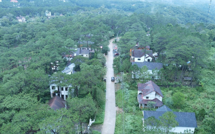 ‘Đà Lạt thứ 2’ tồn tại la liệt biệt thự bỏ hoang: Lãng phí, làm xấu hình ảnh du lịch địa phương- Ảnh 1.