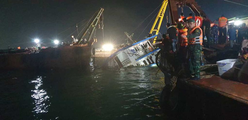 Quảng Ninh thông tin về vụ lật tàu du lịch trên vịnh Hạ Long- Ảnh 1. Quảng Ninh thông tin về vụ lật tàu du lịch trên vịnh Hạ Long- Ảnh 1.