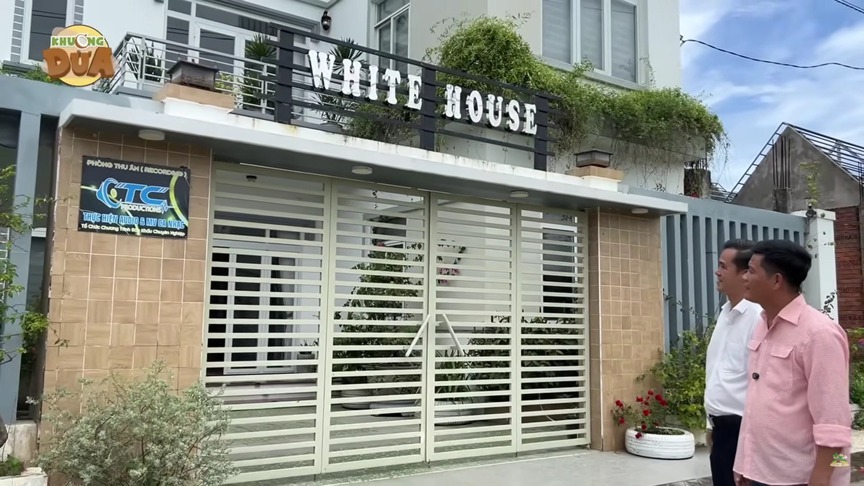 Biệt thự hàng nghìn m2 giữa TP đảo của 'ông hoàng nhạc sến miền Tây': Có quầy bar thu nhỏ chứa vô vàn rượu quý, cà phê sân vườn rộng rãi- Ảnh 1.