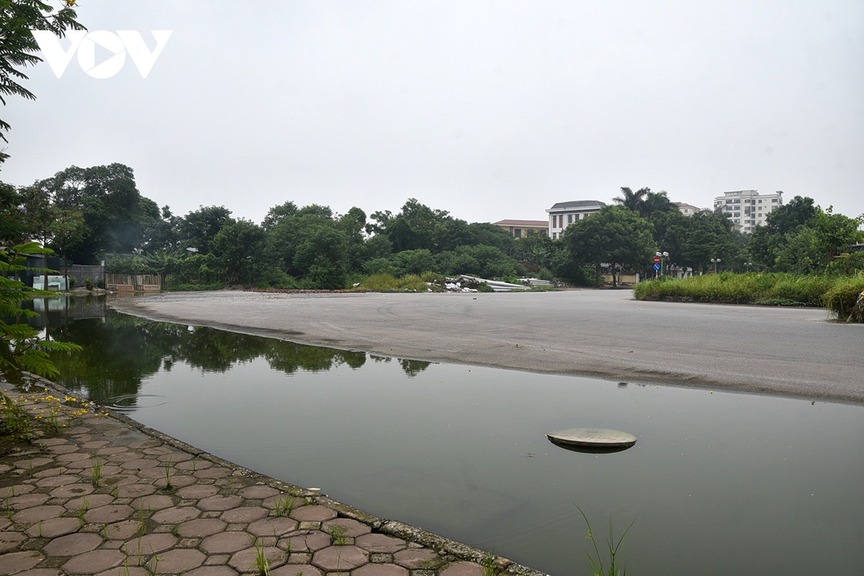 Tuyến đường hơn 20 năm đắp chiếu giữa Thủ đô: Đầy cỏ dại, thường xuyên ngập úng, người dân mong sớm được đền bù- Ảnh 3. Tuyến đường hơn 20 năm đắp chiếu giữa Thủ đô: Đầy cỏ dại, thường xuyên ngập úng, người dân mong sớm được đền bù- Ảnh 3.