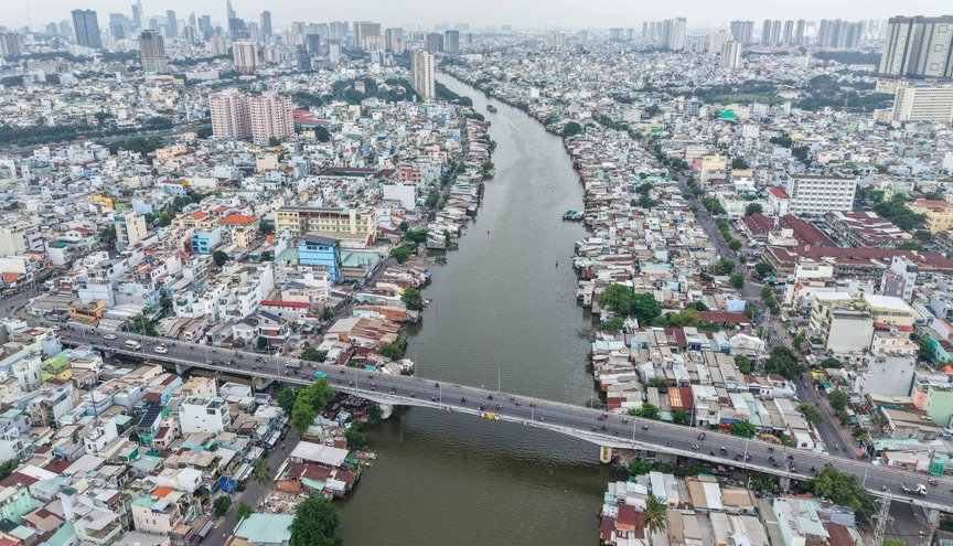 Hàng trăm người dân tại TP. HCM đồng loạt tháo dỡ nhà, nhường chỗ cho dự án 7.300 tỷ- Ảnh 1. Hàng trăm người dân tại TP. HCM đồng loạt tháo dỡ nhà, nhường chỗ cho dự án 7.300 tỷ- Ảnh 1.