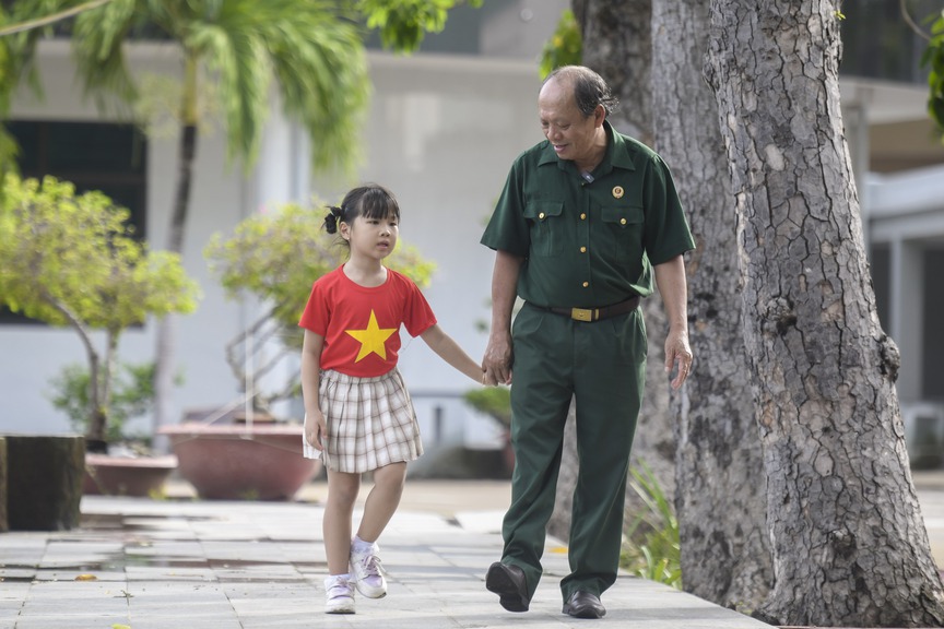 Những bức tranh “Viết tiếp câu chuyện hòa bình” từ Vinamilk: Khi lòng biết ơn được vẽ thành hình- Ảnh 1. Những bức tranh “Viết tiếp câu chuyện hòa bình” từ Vinamilk: Khi lòng biết ơn được vẽ thành hình- Ảnh 1.