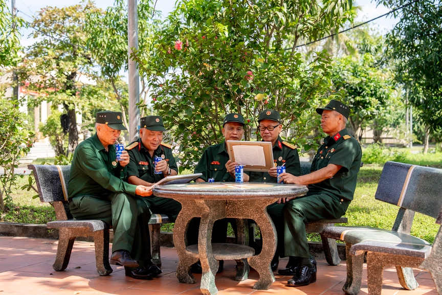 Những bức tranh “Viết tiếp câu chuyện hòa bình” từ Vinamilk: Khi lòng biết ơn được vẽ thành hình- Ảnh 4. Những bức tranh “Viết tiếp câu chuyện hòa bình” từ Vinamilk: Khi lòng biết ơn được vẽ thành hình- Ảnh 4.