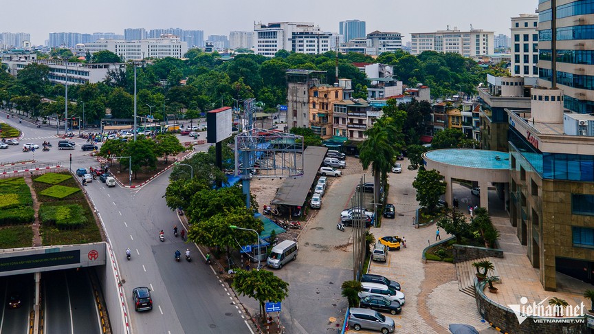 Bãi đất trống trước trụ sở Tổng Công ty Hàng hải Việt Nam tại nút giao Xã Đàn - Giải Phóng. Nguồn ảnh: Vietnamnet Bãi đất trống trước trụ sở Tổng Công ty Hàng hải Việt Nam tại nút giao Xã Đàn - Giải Phóng. Nguồn ảnh: Vietnamnet