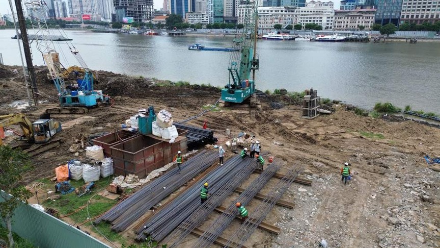 Cầu đi bộ 1.000 tỷ hình lá dừa nước ngay trung tâm TP. HCM gặp khó khi đang xây dựng- Ảnh 1.