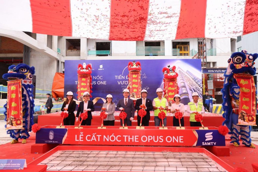 Vinhomes và SAMTY tổ chức lễ cất nóc 4 tòa tháp The Opus One, dự kiến bàn giao từ quý I/2026- Ảnh 1. Vinhomes và SAMTY tổ chức lễ cất nóc 4 tòa tháp The Opus One, dự kiến bàn giao từ quý I/2026- Ảnh 1.