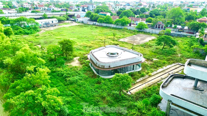 Tổ hợp thương mại dịch vụ hơn 200 tỷ nằm bên bờ 'trái tim' thành phố ít dân nhất Việt Nam vẫn án binh bất động sau nhiều năm- Ảnh 1.