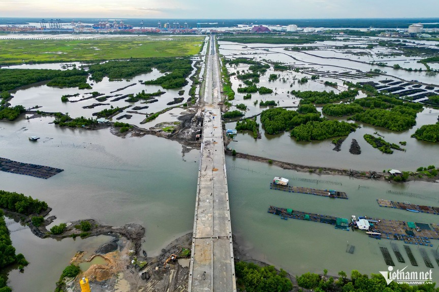 Chỉ vài tháng nữa, tuyến đường xuyên rừng ngập mặn, kết nối thẳng đến cụm cảng nước sâu lớn nhất Việt Nam sẽ về đích- Ảnh 1.