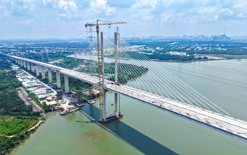 Chỉ 2 tuần nữa, cây cầu dây văng có tĩnh không cao nhất Việt Nam sẽ chính thức ‘cán đích’- Ảnh 1.