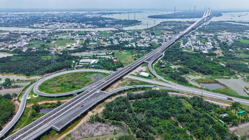 Chỉ 2 tuần nữa, cây cầu dây văng có tĩnh không cao nhất Việt Nam sẽ chính thức ‘cán đích’- Ảnh 2.