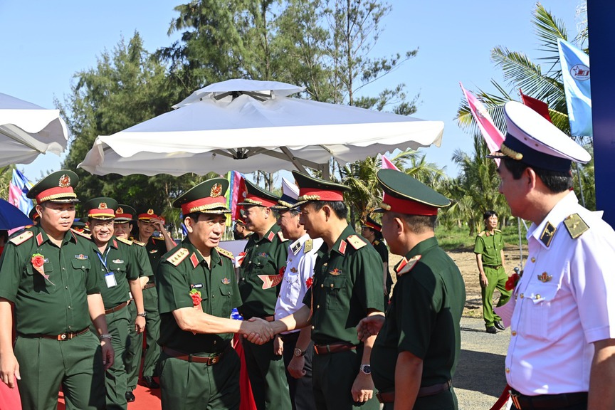 Chính thức khởi công cao tốc 59.000 tỷ đến điểm cực Nam Tổ quốc có cầu vượt biển dài nhất Việt Nam
- Ảnh 1.