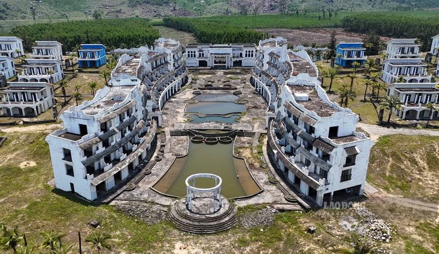 Cảnh hoang tàn, nhếch nhác tại khu nghỉ dưỡng gần nghìn tỷ bỏ hoang nhiều năm dọc vịnh biển đẹp nhất thế giới- Ảnh 1.