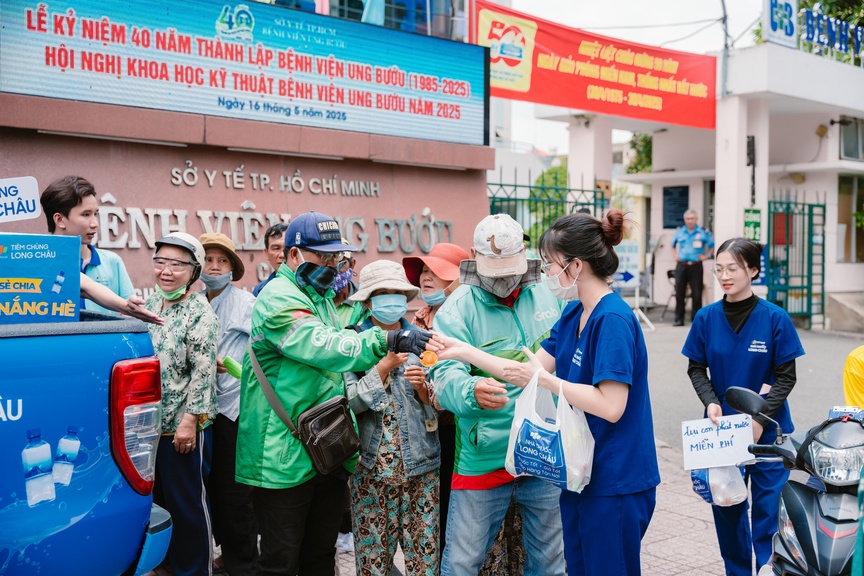 Hơn cả những chai nước miễn phí, Long Châu lan tỏa tình người, tưới mát ngày hè oi ả- Ảnh 1.