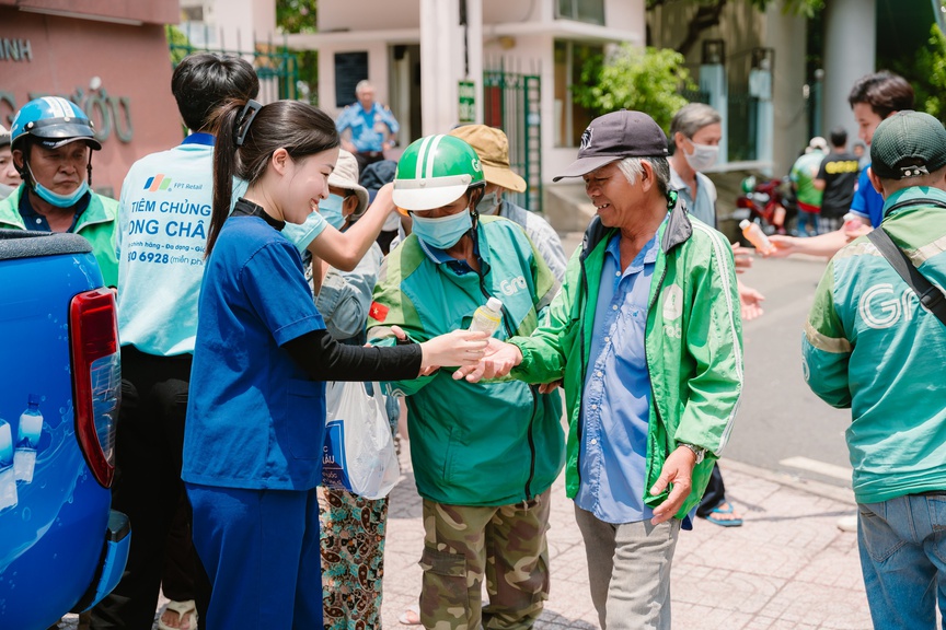 Hơn cả những chai nước miễn phí, Long Châu lan tỏa tình người, tưới mát ngày hè oi ả- Ảnh 2.