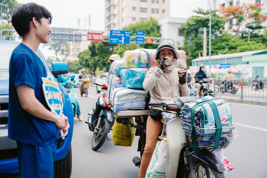 Hơn cả những chai nước miễn phí, Long Châu lan tỏa tình người, tưới mát ngày hè oi ả- Ảnh 4.