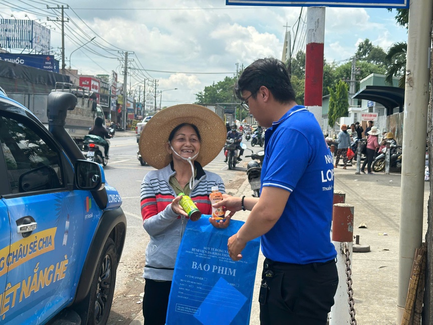 Hơn cả những chai nước miễn phí, Long Châu lan tỏa tình người, tưới mát ngày hè oi ả- Ảnh 3.