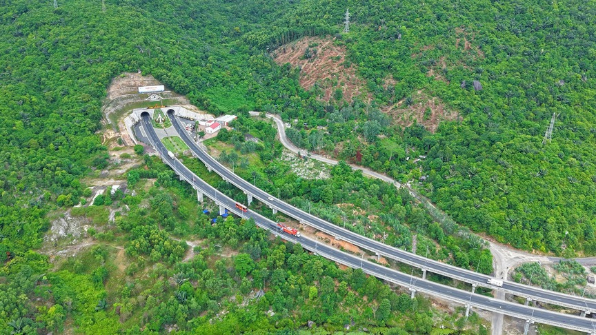 Hầm xuyên núi gần nghìn tỷ dài thứ 2 Việt Nam rút ngắn thời gian qua con đèo hiểm trở từ 60 phút còn 10 phút- Ảnh 1. Hầm xuyên núi gần nghìn tỷ dài thứ 2 Việt Nam rút ngắn thời gian qua con đèo hiểm trở từ 60 phút còn 10 phút- Ảnh 1.