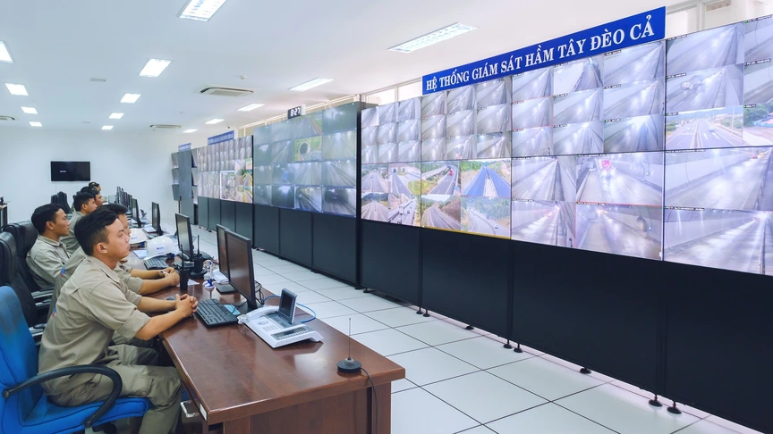 Hầm xuyên núi gần nghìn tỷ dài thứ 2 Việt Nam rút ngắn thời gian qua con đèo hiểm trở từ 60 phút còn 10 phút- Ảnh 2. Hầm xuyên núi gần nghìn tỷ dài thứ 2 Việt Nam rút ngắn thời gian qua con đèo hiểm trở từ 60 phút còn 10 phút- Ảnh 2.