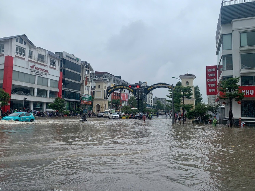 ‘Làng biệt thự triệu đô’ tiếp tục ngập nặng, chìm trong biển nước sau đêm mưa ròng rã- Ảnh 3. ‘Làng biệt thự triệu đô’ tiếp tục ngập nặng, chìm trong biển nước sau đêm mưa ròng rã- Ảnh 3.
